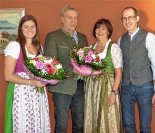 Wechsel in der Tourismus-Info Gstadt: die neue Leiterin Sophia Müller, Bürgermeister Bernhard Hainz, die künftige Ruheständlerin Irmi Schlemer und der neue Mitarbeiter Andreas Weiller (von links).Foto  Thümmler