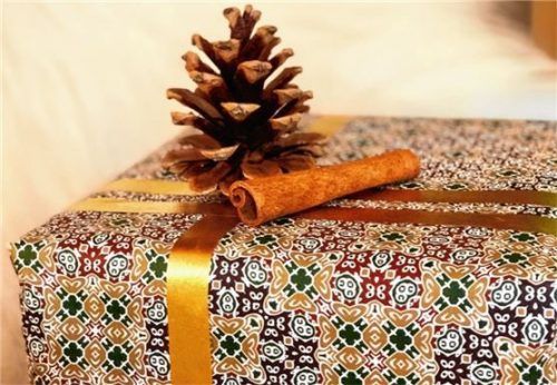 Weihnachten ist das Fest der Rituale. Auf das Einpacken der Geschenke will kaum jemand verzichten. Foto djd/www.planetpaket.de