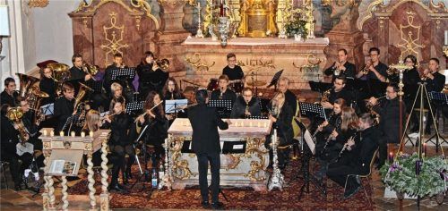 Weihnachtlich, klangvoll und feierlich: Detlev Jakob und seine Musiker sorgten auch in diesem Advent wieder für besinnliche Momente. Foto Lamprecht