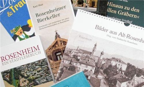 Weihnachtsgeschenke rund um stadtgeschichtliche Literatur können beim Weihnachtsverkauf des Stadtarchivs erworben werden.Foto re