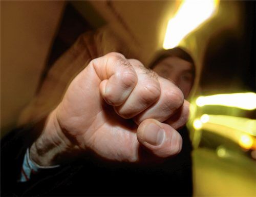 Weil er einen Mann auf der Straße mit seinen Fäusten attackiert hatte, musste sich jetzt ein 43-jähriger Rosenheimer vor Gericht verantworten. Foto dpa