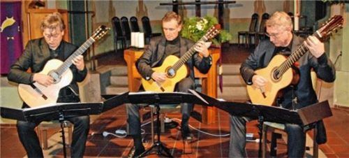 Wenn das Münchner Gitarrentrio mit Mikhail Antropov, Alexander Leidolph und Thomas Etschmann (von links) nach Bad Aibling kommt, ist die Christuskirche voll. Foto  Schlierbach