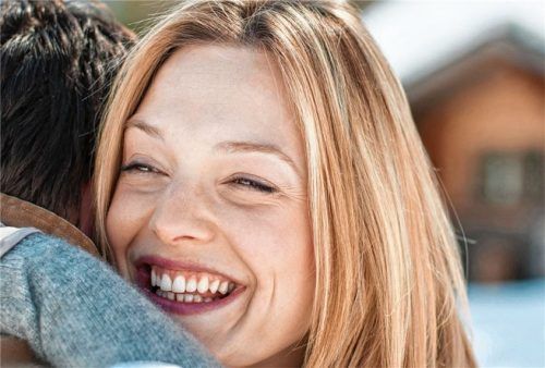 Wer seinem Partner oder seiner Partnerin zu Weihnachten einen Gutschein für Zweisamkeit schenkt, sei es in einem Romantikhotel, Konzertkarten oder eine andere Unternehmung, der schenkt ihm oder ihr damit vor allem Zeit. Foto djd/www.urlaubsbox.com/Getty Images/Tom Merton