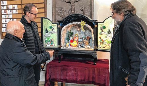 Werfen einen Blick auf die Krippe aus Glas: Sebastian Fischer (von links), Kaplan Markus Nappert und Kirchenpfleger Matthias Brandstetter. Foto  erfurt