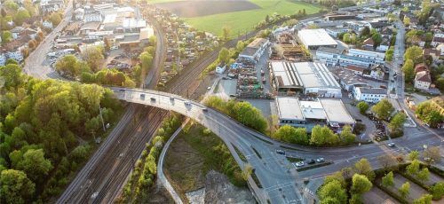 Wichtige Verkehrsader in Rosenheim ist der Brückenberg über die Bahnanlagen – und daher häufig auch höchst staugefährdet.Foto Ziegler