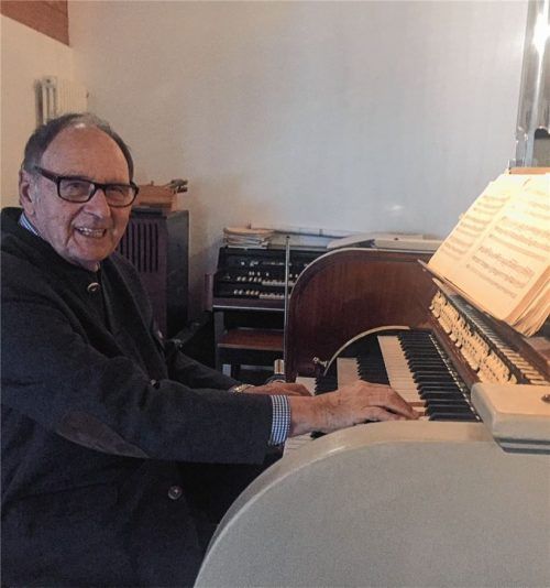 „Wiedersehen“ nach 24 Jahren: Organist und Komponist Sebastian Weyerer an der alten Priener Orgel, die 1995 aus der Pfarrkirche ausgebaut worden ist.