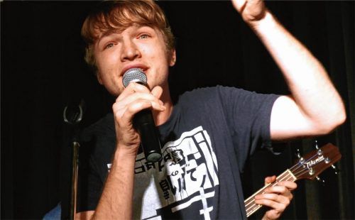 Wiener Weltschmerzlieder sang Felix Kramer in der Rosenheimer Stadtbibliothek. Foto JANKA