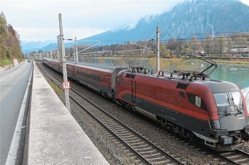 Wohin soll die Bahn da ausweichen: Links wird die Trasse begrenzt durch die Staatsstraße, rechts durch den Inn.