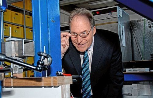 Wohl kaum jemand kennt sich mit Fenstertechnik so gut aus wie Professor Ulrich Sieberath.Fotos ift rosenheim