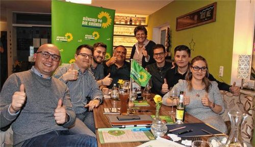 Wollen für die Grünen in den Waldkraiburger Stadtrat: Adnan Sefer, Markus Schebesta, Andreas Wagner, Wolfgang Strohmaier, Christoph Arz, Jasmin Rudolf und Monika Ott (von links). Die Unterstützung der Grünen-Landratskandidatin Cathrin Henke (hinten) haben sie auf alle Fälle. Foto  Huckemeyer