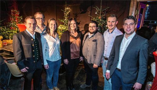 Wollen im künftigen Kreistag die Interessen junger Leute vertreten (von links): Christoph Treiner aus Inzell, Vorsitzender Florian Kick aus Traunstein, Magdalena Fischer aus Vachendorf, Hannah Schroll aus Traunreut, Manuel Leißl aus Tacherting, Bernhard Braun aus Ruhpolding und Landrat Siegfried Walch. Foto Effner