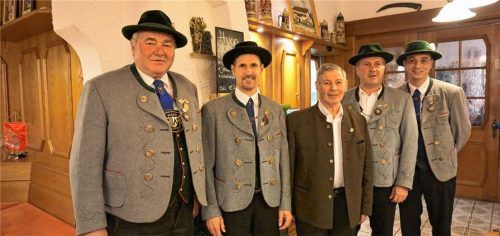 Würdigung für langjährige Vereinstreue und Pflege des Brauchtums (von links): Vorsitzender Michael Zistl, Sebastian Lechner, Herbert Gabler, Franz Köll und der Zweite Vorsitzende Stefan Engl. Foto wolf