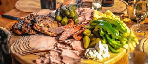 Wurstwaren und Fleisch aus regionaler Schlachtung: Der Trend geht zur Versorgung mit regionalen Produkten. Wie gut, dass der Metzger vor Ort für Frische und Qualität steht.