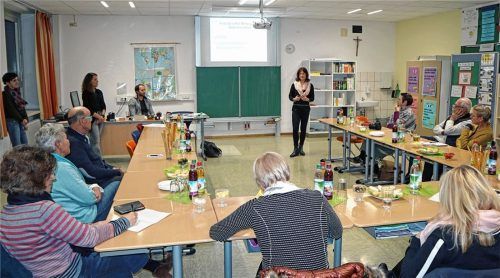 Zahlreiche Paten aus dem Projekt „Jugend in Arbeit“ informierten sich über Projekte an der Fritz-Schäffer-Mittelschule in Ostermünchen. Foto  Stache