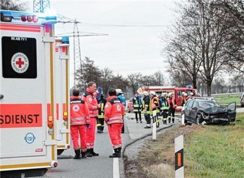 Zahlreiche Rettungskräfte waren am Samstag auf der B15 im Einsatz. Foto reisner