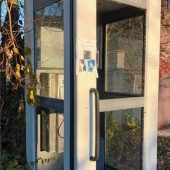 Randalierer zerstören Telefonzelle