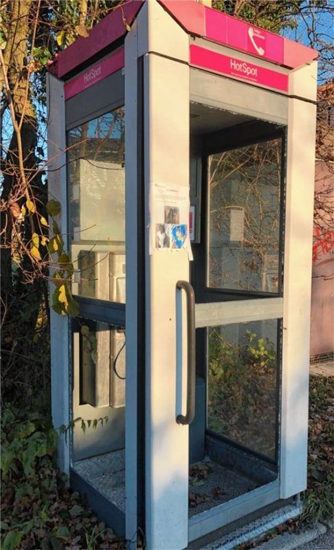 Zersplitterte Scheiben sind das jüngste „Ergebnis“ von Vandalismus an der Seestraße in Prien. Foto re