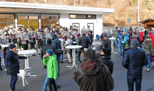 Zu den Klängen der Musikkapelle Kiefersfelden ließen es sich die vielen Besucher schmecken. Zum Mautfrei-Fest wurde der ehemalige Grenzübergang beidseitig gesperrt.Fotos Hoffmann