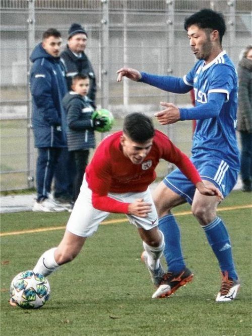 Zu Fall gebracht: Wasserburg und Leon Simeth, der in der Anfangsphase mit einem Freistoß nur die Querlatte traf gegen Taijiro Mori (Ismaning).
