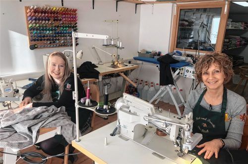 Zu Gast in Westerham: Karen Scott (links) und Liz Johnston aus Edinburgh sind fleißig an der Nähmaschine. Fotos weinzierl/re