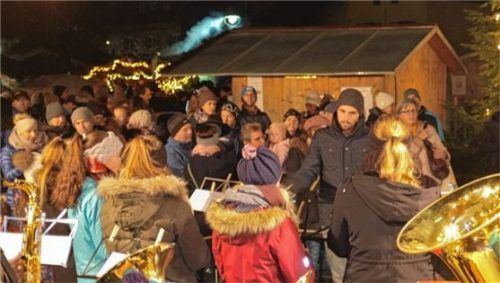 Zu weihnachtlichen Klängen der Bläserklasse der Grundschule genossen die Besucher die Stimmung auf dem Siegsdorfer Adventsmarkt. Foto Krammer