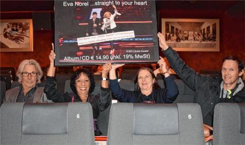 Zum Anfeuern ins Kino gekommen: Rainer und Doris Libera, Gabriele Degler und Georg Bruckmaier (von links nach rechts) drückten Eva Norel fürs Finale die Daumen. Foto Schöne