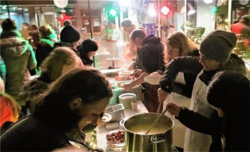 Zum „Glühwein mit Gulaschsuppe“-Ritual luden die Mitglieder von Elternbeirat und Förderverein ein.Foto  Buxot