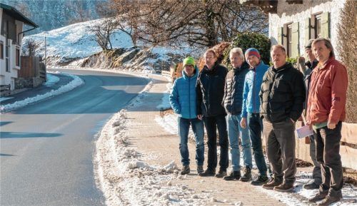 Zur Abnahme der Arbeiten trafen sich (von links) Andreas Schmidt, Bauleiter Swietelsky Baugesellschaft, Diplom-Ingenieur Stephan Lengefeld und Geschäftsführer Gerhard Hajer (beide Planungsgruppe Strasser) sowie Diplom-Ingenieur Markus Bodenmeier, Sachgebietsleiter des Staatliches Bauamtes Traunstein. Von Unterwössner Seite waren dabei Bürgermeister Ludwig Entfellner, Walter Bauer vom E-Werk Oberwössen und Bauamtsleiter Hans Thullner.Foto flug