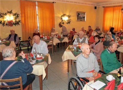 Zur traditionellen „Höllmüller“-Weihnachtsfeier kamen Heimbewohner und Gäste im Speisesaal zusammen. Foto  Baumann