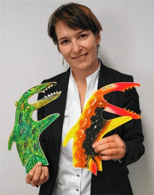 Zuständig für die Museumspädagogik ist Stefanie Kießling. Hier hält sie zwei Meeressaurier in den Händen, die in den Workshops gebastelt wurden. Foto  Lokschuppen