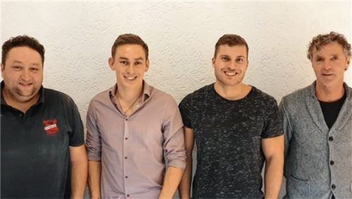 Zwei Neuzugänge bei Griesstätt (von links): Abteilungsleiter Christoph Bauer, Mike Neumeier, Simon Gruber und Trainer Stefan Kolm.