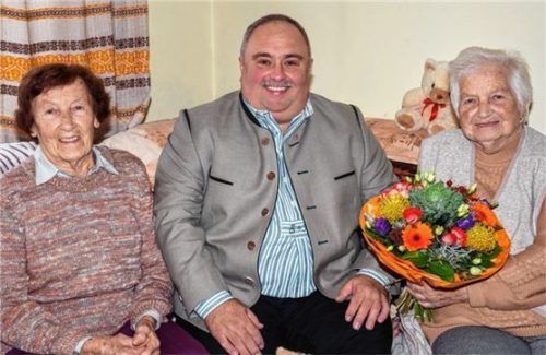 Zweiter Bürgermeister Josef Rauscher gratulierte den Geburtstagskindern Irmengard Huber (links) und Anne Schuster. Foto re