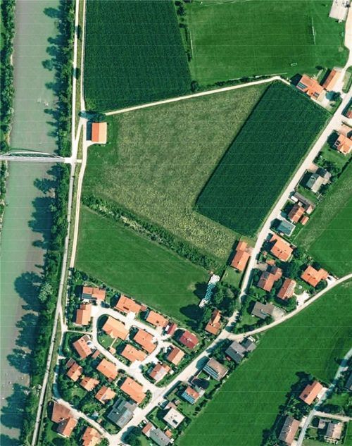 Zwischen dem Wohngebiet Brandäcker (unten, Mitte) und dem Sportplatz (oben) im Marquartsteiner Ortsteil Freiweidach ist unter anderem ein genossenschaftliches Wohnprojekt geplant. Foto Gemeinde Marquartstein / BavarisGIS GmbH