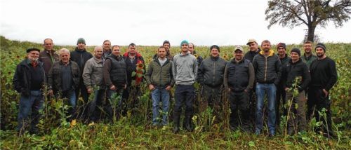 Zwischenfrüchte und Untersaaten schützen das Fuchsthaler Trinkwasser. Das freut die freiwillige Kooperation zwischen Landwirten und den Stadtwerken Wasserburg. Bei einer Begehung auf den Äckern von Hebertsham überzeugten sich die Landwirte vom „hervorragend entwickelten Zwischenfruchtbewuchs“. Mit dabei Wasserschutzberater Philipp Maier (Zehnter von rechts).Foto re