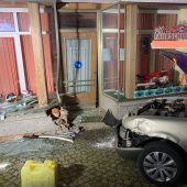 Autofahrt endet in der Fahrschule