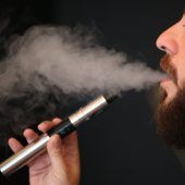 60 Menschen sind in den USA nach dem Konsum von Liquids gestorben. Woran genau, ist noch unklar. Auch in Deutschland herrscht Verunsicherung. Experten erklären, was man wissen muss.