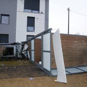 Autofahrer prallt gegen Haus – Balkone stürzen um