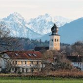Götting direkt am Fuße der Berge