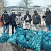 Junge Muslime sammeln Silvester-Müll ein