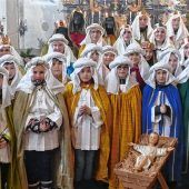 Große Schar von Sternsingern zieht von Haus zu Haus
