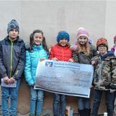 Kinder klöpfeln für Schwester Marys Waisenhaus
