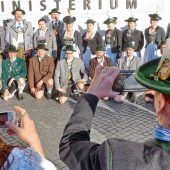 Vor Eröffnung der Grünen Woche: Trachtler machen einen Abstecher zum Heimatminister