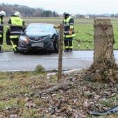 Auto prallt gegen Baumstumpf