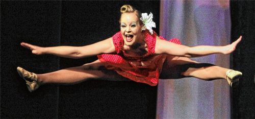 Seit vielen Jahrzehnten organisiert die Kraiburger Narrengilde das südostbayerische Gardefestival. Doch ein Stelldichein der Garden in Waldkraiburg gab es schon vor 50 Jahren.Foto  Stuffer