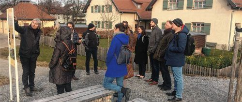 Teil des dreijährigen Projektes war es auch, sich vor Ort bei den anderen Kommunen zu informieren. In Kolbermoor informierte Architekt Gotthart Fellgiebel (links) über die energetische Sanierung der unter Denkmalschutz stehenden Werkssiedlung. Foto Weinzierl