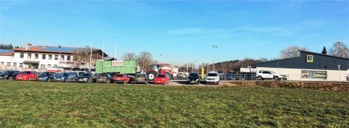 Aldi möchte sich mit einem 1200 Quadratmeter großen Discounter in Tuntenhausen ansiedeln. Dort, wo jetzt die Eder-Parkplätze sind, könnte gebaut werden. Fotos  Gerlach