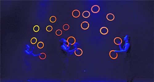 Alles im Fluss: Die Traumfabrik begeistert bei ihrer Show mit Jonglage, Akrobatik, Illusionstheater und spannenden Geschichten. Foto Krautbauer