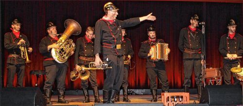 Als politische Brandstifter trat in Rohrdorf die „Altneihauser Feierwehrkapell’n“ aus der Oberpfalz auf und sorgte zwei Stunden lang für eine Lachparade der besonderen Art. Foto Steffenhagen