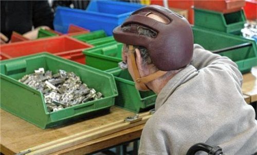 Alternative: Wer aufgrund seiner Behinderung auf dem ersten Arbeitsmarkt keinen Job findet, kann Arbeit in einer Werkstatt für Menschen mit Behinderung finden.Foto DPA