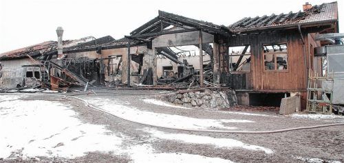 Am Morgen nach dem Großbrand einer Schreinerei in Persdorf in der Gemeinde Riedering wird das Ausmaß des Schadens deutlich. Hauptsächlich betroffen von dem Feuer am Samstagabend war ein Werkstattgebäude.Fotos Reisner/Thomae